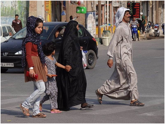 خطر الموضة في إيران عروض الأزياء السرية التي تقاوم فرض الشادور M_1959z568f1
