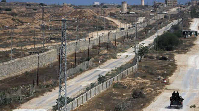 مصر تشيد جدارا خرسانيا على الحدود مع قطاع غزة P_150939w1k1