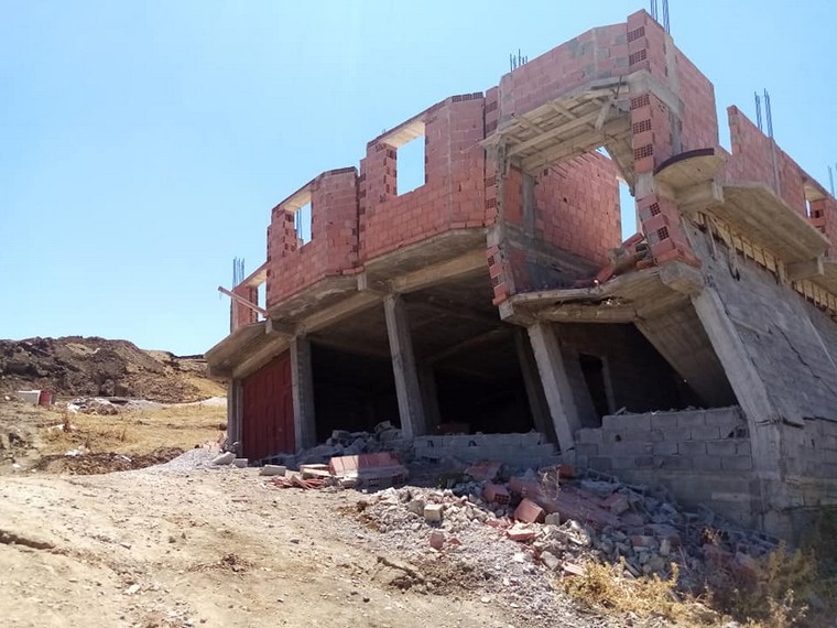 صورة لبيت تضرر بسبب زلزال ميلة في الجزائر P_1681gottc1