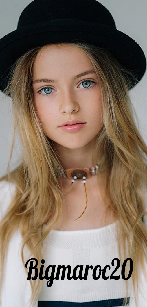 Люди держуться за руки. Девое. Эстетичные девушки. Девочка с полевыми цветами. Девушка с естественным макияжем в рост.